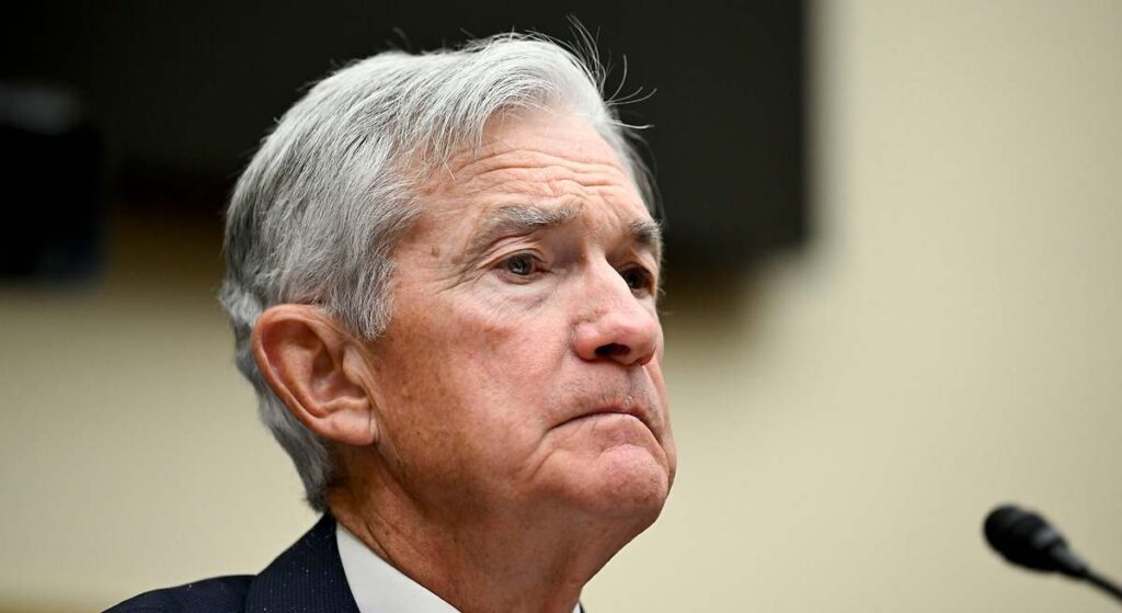 La Fed mantiene los tipos por segunda vez y Powell minimiza el impacto de los aranceles