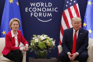 Davos (Suiza), 21/01/2020.- Ursula von der Leyen con Donald Trump