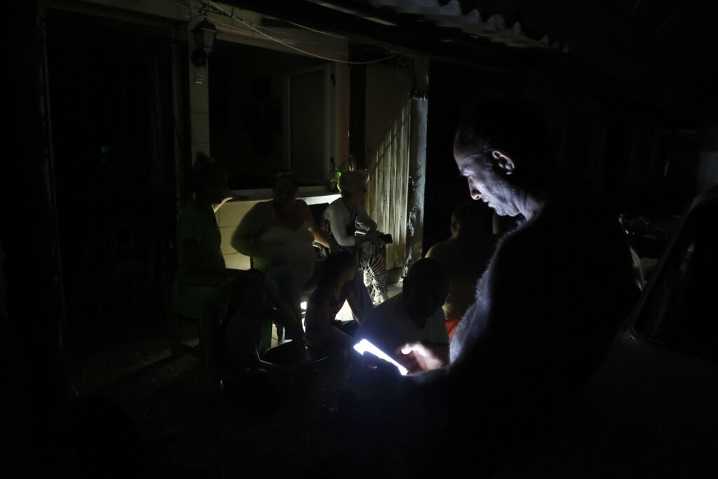La mayoría de la población cubana sigue en apagón 24 horas después del colapso energético - AlbertoNews
