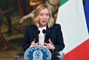 La oposición italiana critica a Meloni por no apoyar a Zelenski tras su choque con Trump - AlbertoNews