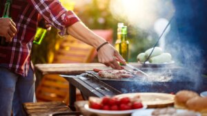 La solución para disfrutar de una barbacoa en casa sin humo ni olor es más barata de lo que piensas (y nadie te multará por ello)