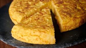 La técnica infalible de los expertos para que la tortilla de patata quede jugosa y en su punto