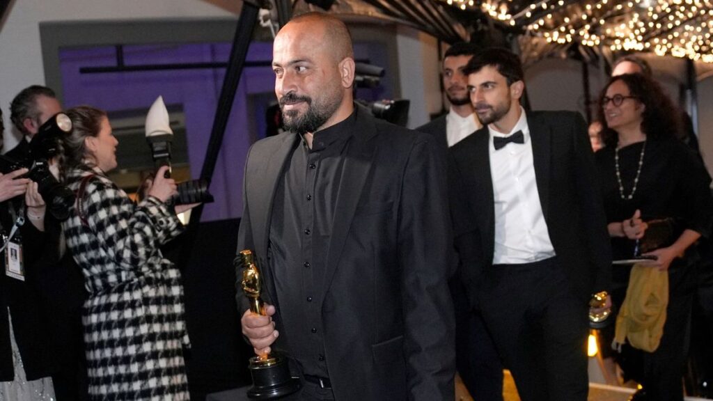 Las fuerzas israelíes detuvieron al codirector palestino del documental ganador del Oscar No Other Land