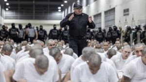 Venezolanos presos en el Cecot de El Salvador