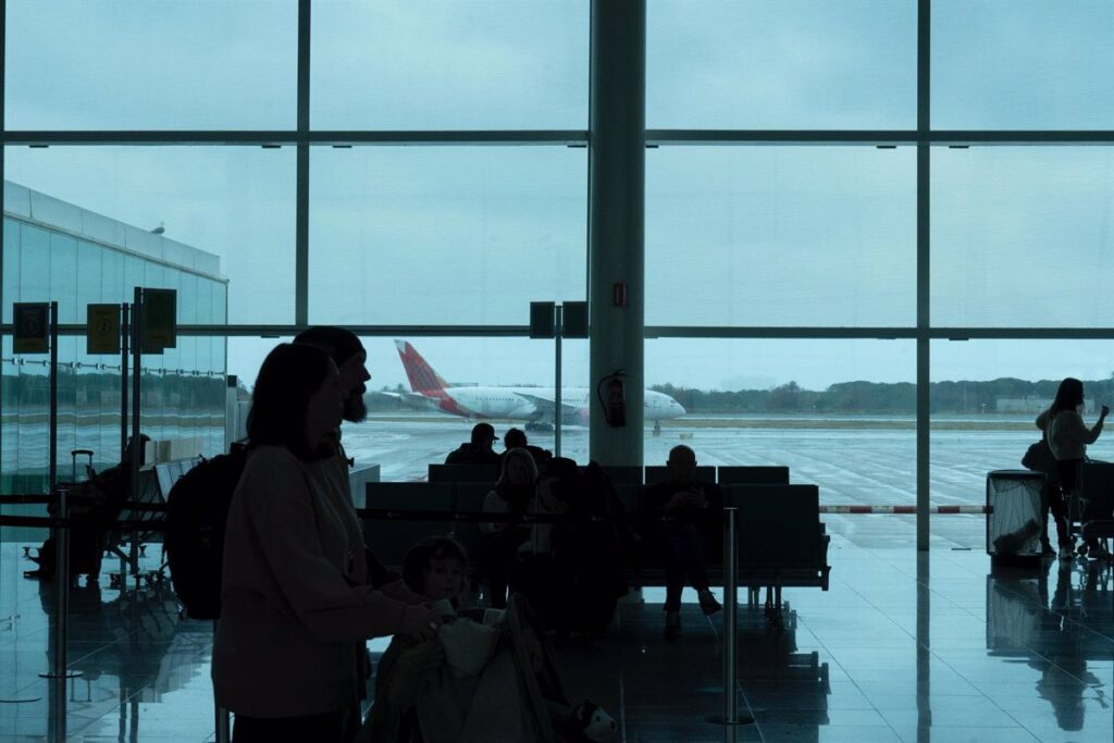Llega a España Fátima Ofkir, la joven catalana amnistiada tras pasar 7 años en una prisión de Omán