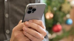Lo contrata Apple tras hackear un iPhone y acaba despedido por no contestar a un correo electrónico