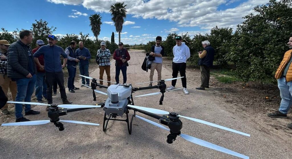 Los agricultores valencianos ponen a prueba drones para combatir las plagas en sus campos