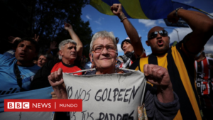 Los "barrabravas" que se unieron a los jubilados en Argentina en una marcha de protesta contra el gobierno de Milei macarcada por graves incidentes