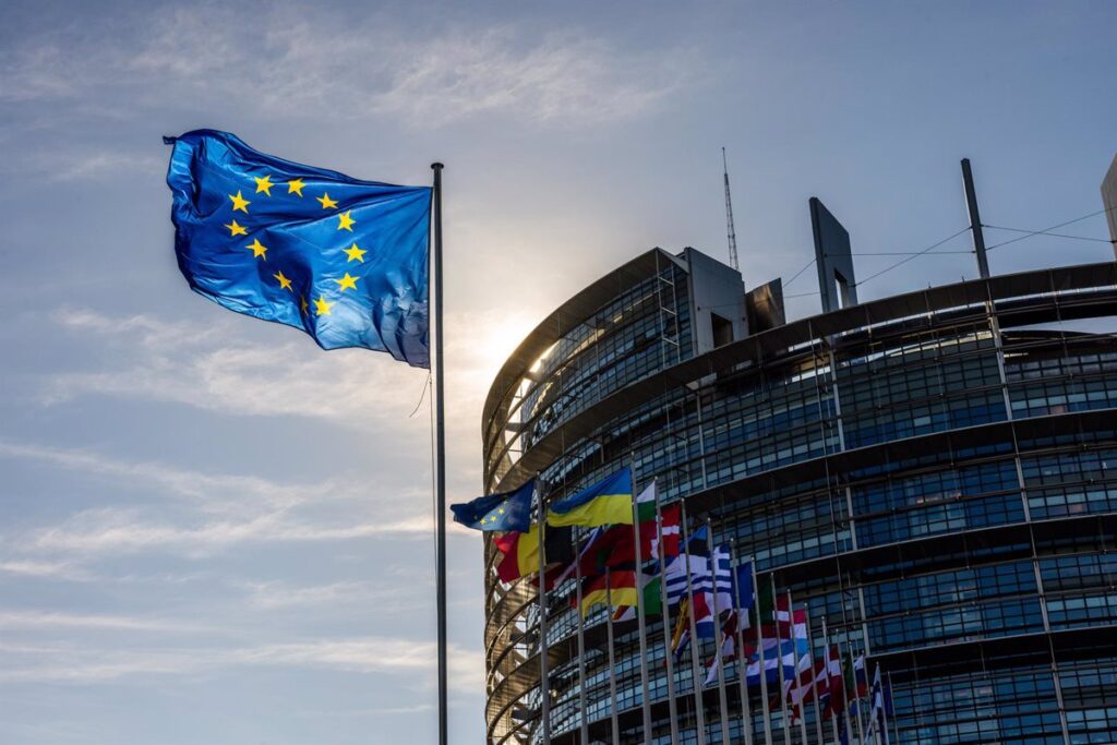 Los españoles ven más importante que la UE se centre en educación, frente a los europeos que piden reforzar la defensa