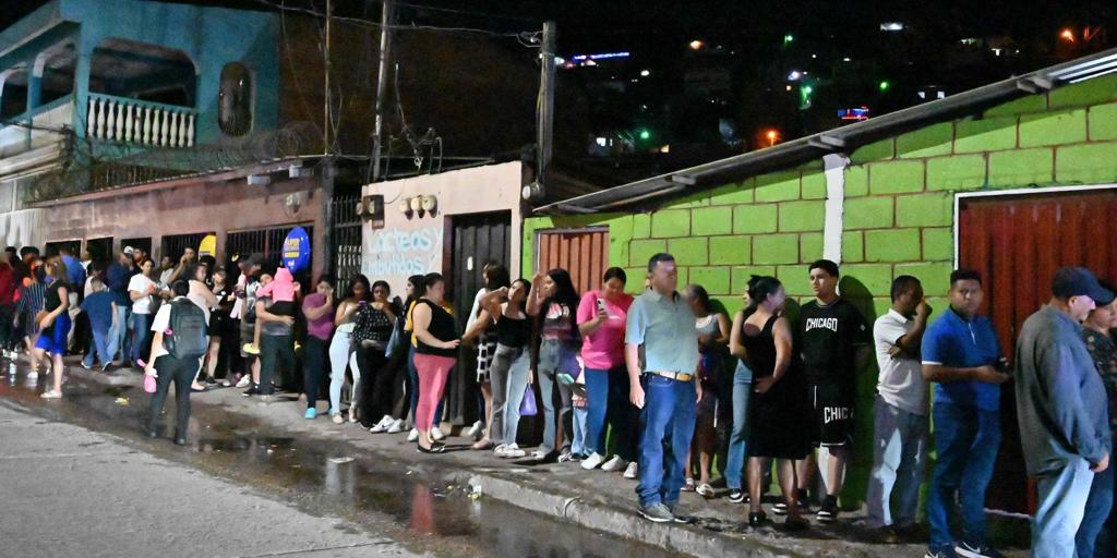 Los hondureños votan en unas primarias marcadas por las irregularidades