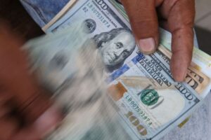 dinero dólares econonía ahorros