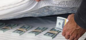 Los latinoamericanos todavía guardan dinero bajo el colchón : IPS Agencia de Noticias