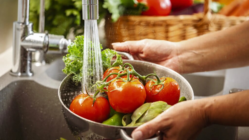 Los tres tipos de alimentos que no deberías lavar nunca antes de cocinar (aunque pienses que sí)