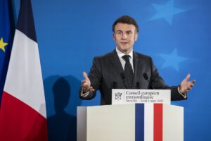 Macron pide a los Ejércitos aliados impulsar "garantías de seguridad creíbles" para Ucrania basadas en la OTAN