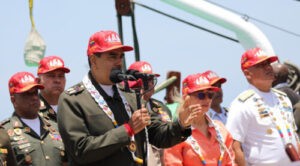 Maduro afirma que buscará "hasta el último" venezolano en EEUU