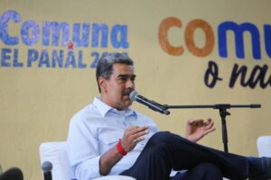 Maduro dice que parirá recursos para impulsar bancos comunales