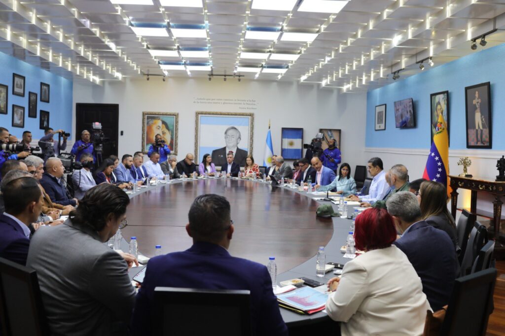 Maduro lideró Consejo de Ministros para revisar planes