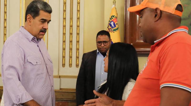 Maduro se reunió con familiares de deportados a El Salvador