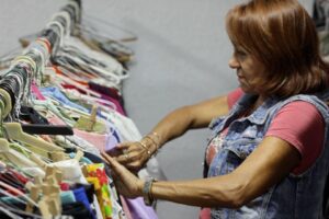 Maestros venezolanos recurren a "roperos solidarios" para sortear bajos salarios