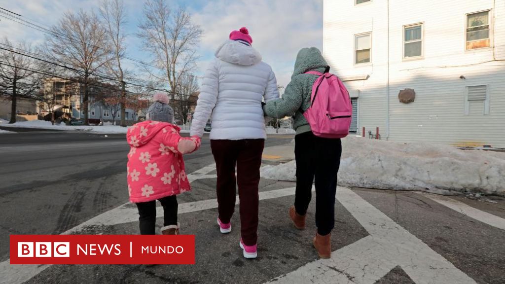 "Mando a mi hijo a la escuela con una copia del pasaporte en la mochila y un contacto de emergencia por si me deportan"