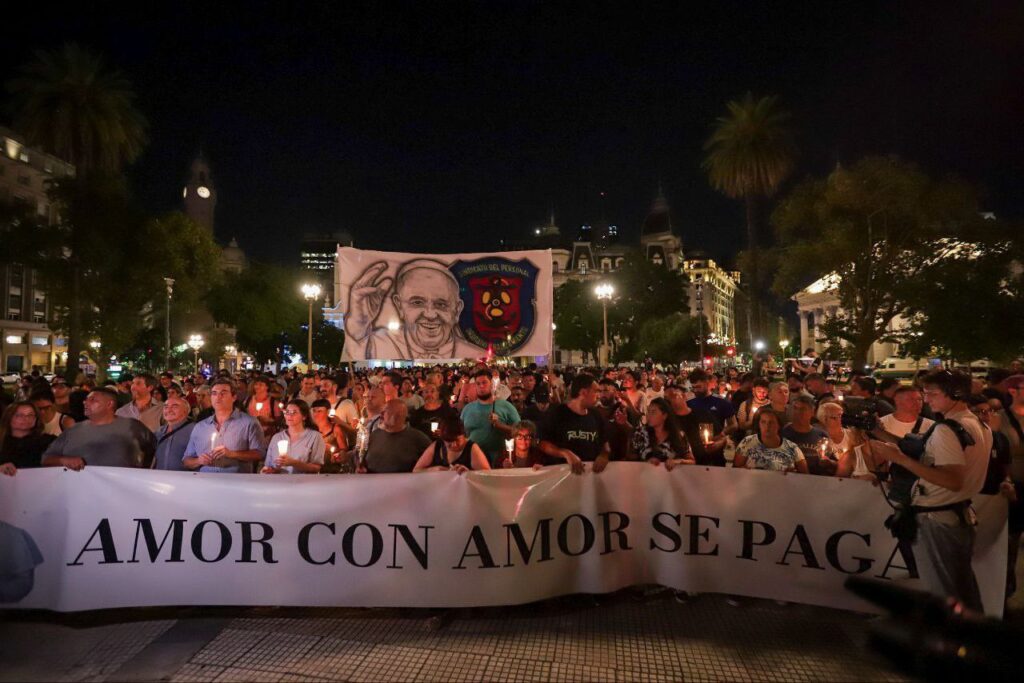 Marcha de antorchas en Buenos Aires para pedir por la salud del papa Francisco (Fotos y video) - AlbertoNews