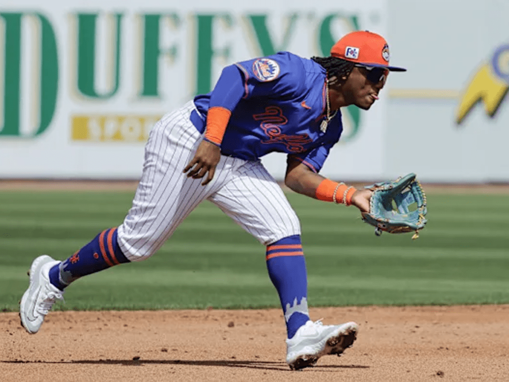 Mets en aviso por pelotazo a Luisángel Acuña