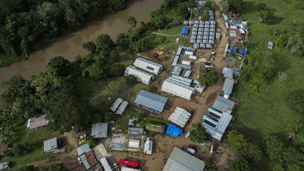 Migrantes deportados de EE.UU. a Panamá, trasladados sin apoyo oficial a un nuevo albergue - AlbertoNews
