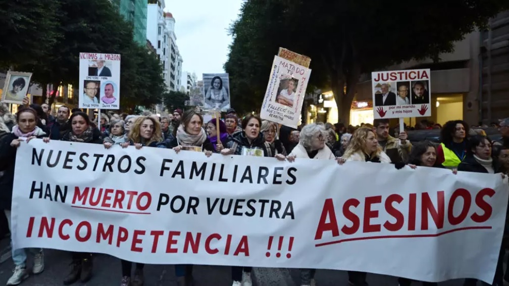 Miles de personas se manifiestan contra el presidente de la Comunidad de Valencia por su gestión de las inundaciones en España - AlbertoNews