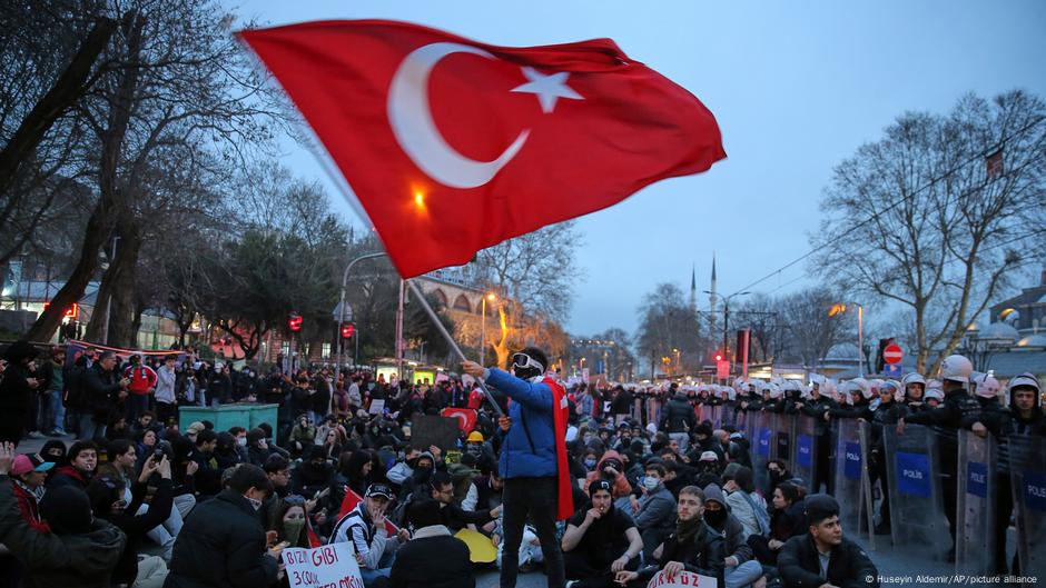 Miles protestan en Turquía contra detención de Imamoglu – DW – 24/03/2025