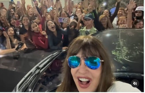 Mimi Lazo causó gran revuelo en Altamira con una multitud de seguidores: la actriz sorprendió a los transeúntes de Chacao (Video) - AlbertoNews