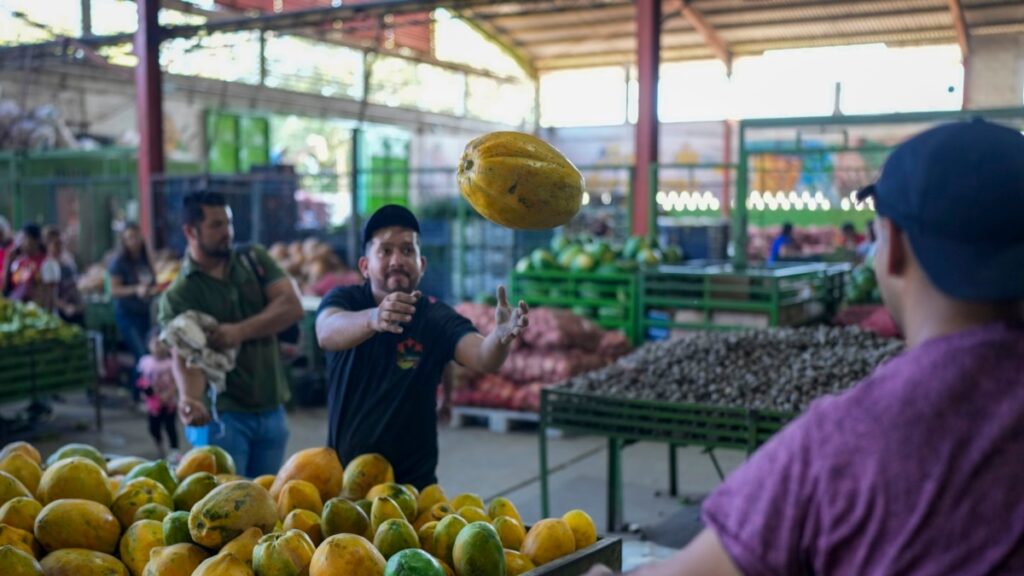 Moneda venezolana se devalúa un tercio en lo que va de 2025 y brecha cambiaria se dispara