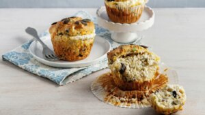 Muffins de queso de cabra y aceitunas verdes, una receta deliciosa, barata y divertida