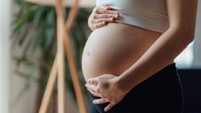 Mujer mata a una adolescente embarazada para robarle el bebé