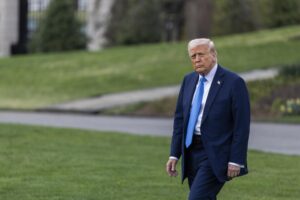 No me importa si suben precios de automóviles por aranceles: Trump