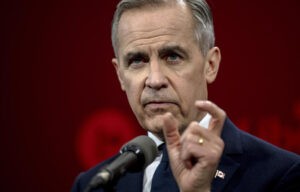 Mark Carney, el favorito para sustituir a Justin Trudeau como primer ministro de Canadá, durante un debate el 24 de febrero de 2025 en Montreal