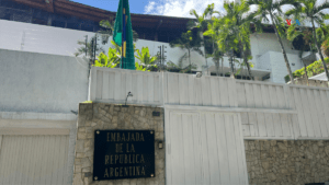 Opositores asilados en embajada argentina en Caracas vuelven a tener electricidad con entrada de nuevo generador