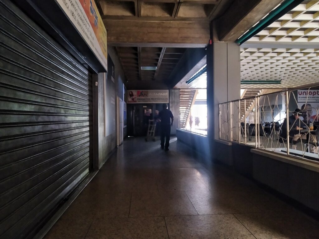 Opositores critican reducción de las actividades laborales en el sector público