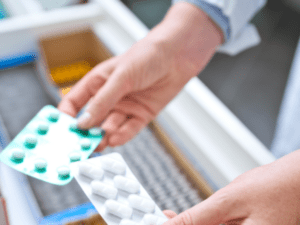 Pacientes denuncian que no les entregan los medicamentos, pero sí se los venden | Regiones | Economía
