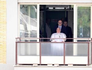 Papa Francisco reaparece tras 37 días hospitalizado y vuelve al Vaticano