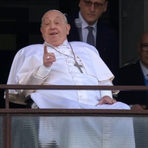 Papa Francisco recuperado recibe el alta médica