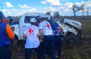 Pick up Hilux se volcó en la carretera El Tigre - Pariaguán dejando tres adultos y un menor lesionados