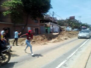 Piden retirar la montaña de tierra frente al terminal