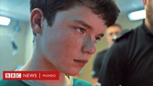 Por qué la serie "Adolescencia" de Netflix está siendo aclamada como "lo más cercano a la perfección televisiva en décadas"