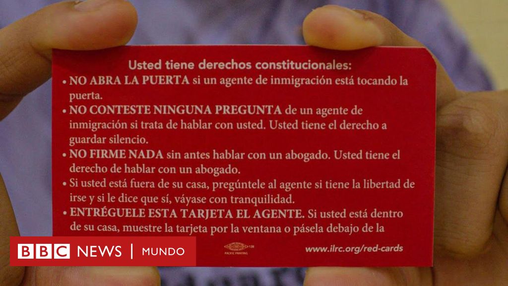 Qué dice la tarjeta roja en 19 idiomas que ayuda a los migrantes en riesgo de deportación en EE.UU.