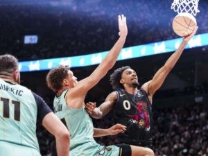 Raptors doblegan a Hornets y suman tres victorias al hilo