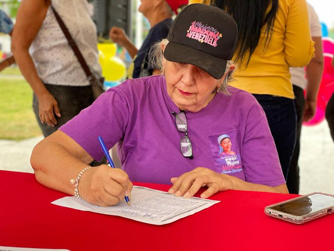Recolectan firmas para rechazar deportación de venezolanos a El Salvador