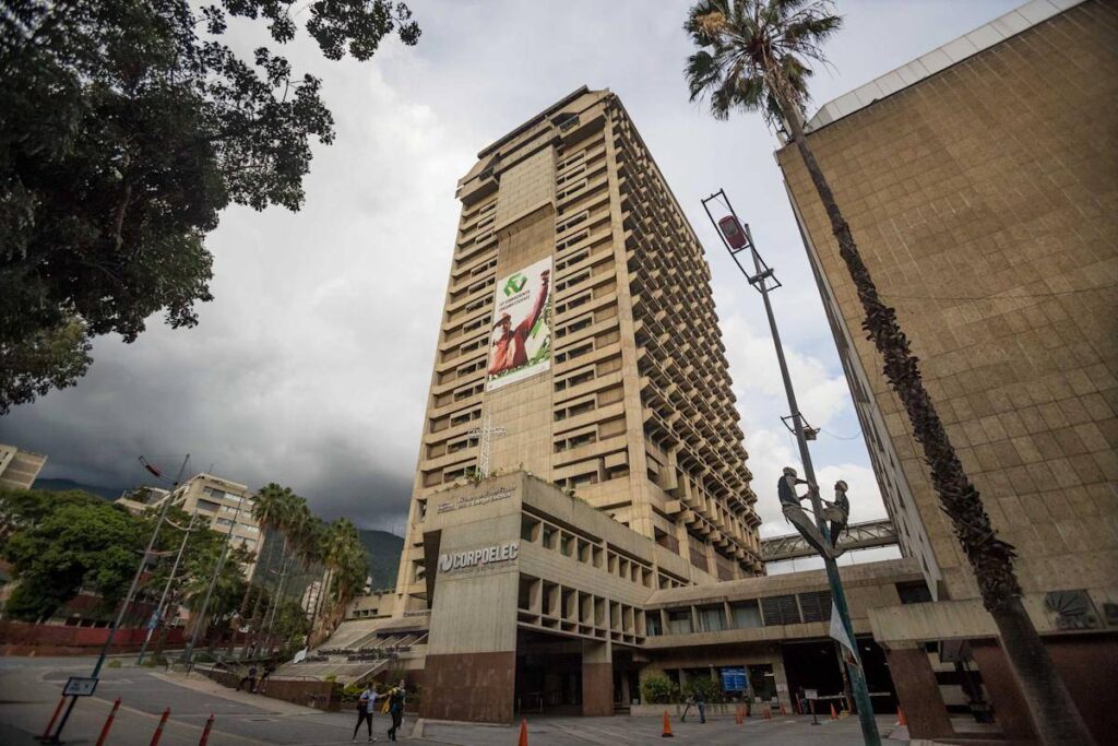 Reducción de jornada de trabajo pública contraerá más la economía venezolana, señala José Guerra