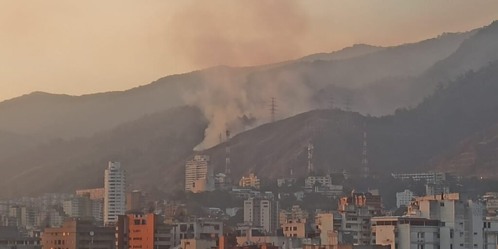Reportan fuerte incendio forestal en el parque Nacional El Ávila a la altura de Maripérez (+Video)