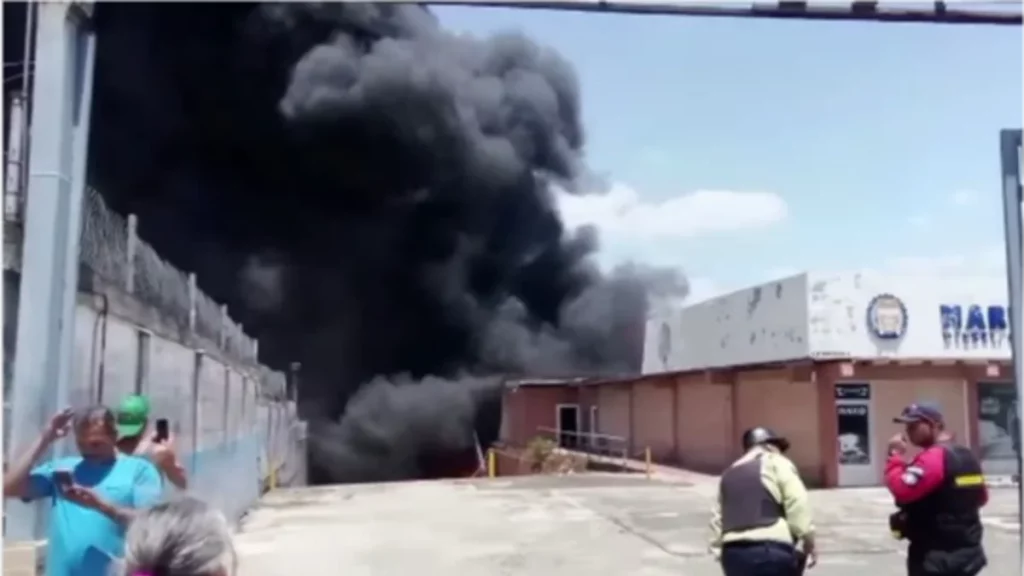 Reportan incendio de gran magnitud en una fábrica de plástico en Aragua - AlbertoNews