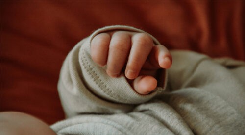 Rescatan a bebé que era abusado sexualmente por sus padres